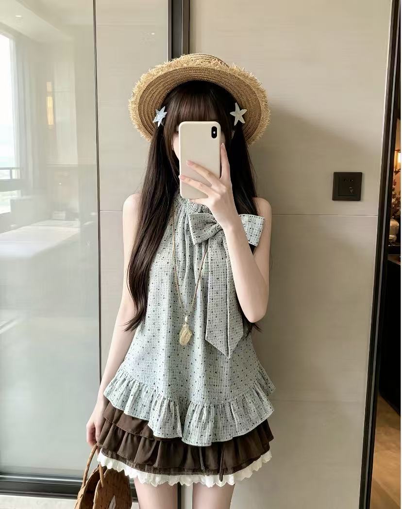 Elastic Lace Trim - 日本のヴィンテージ風、スウィーティ2点セット。女性用、リボンとフリルがあしらわれたチェック柄のクロップドトップスと、レースのトリミングが施されたレイヤードミニスカート。夏の新作カジュアルな装い。